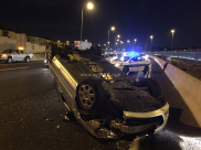 بالصور: اصابة طفيفة لشخصين بانقلاب مركبة في مفرق فولفسون بيافا